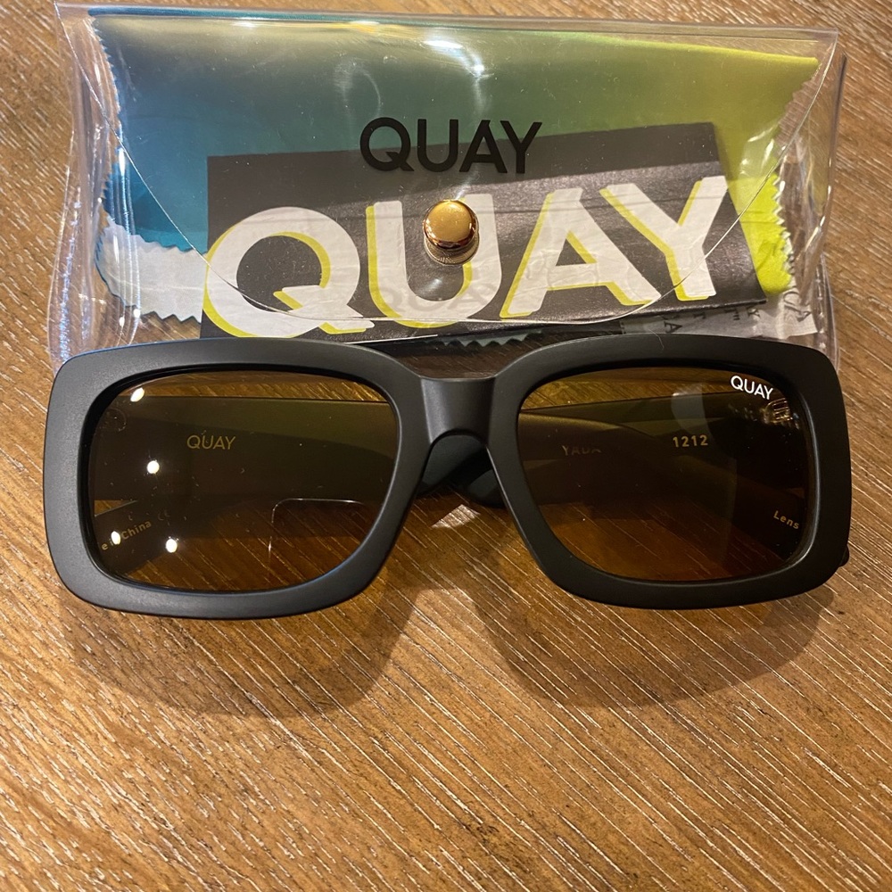 Quay- Yada Yada style, black matte with olive lenses.